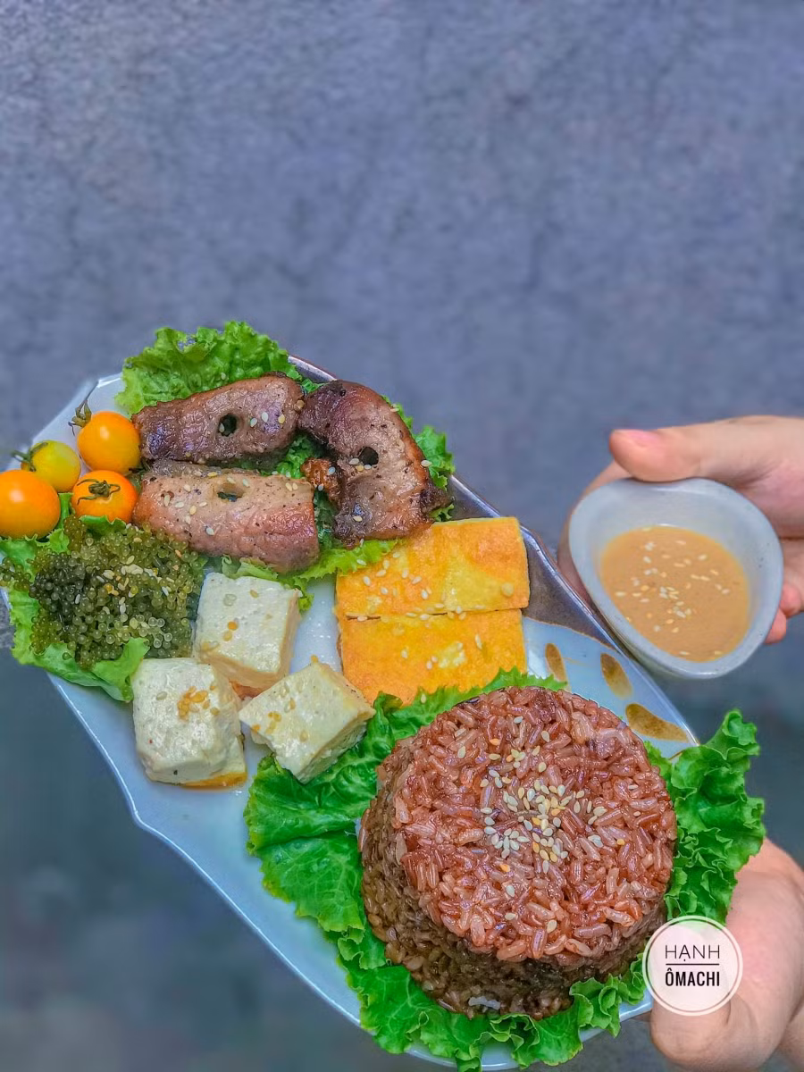 Cơm lứt và thịt nướng; Ăn cùng đậu phụ rán và kho - rong nho.
