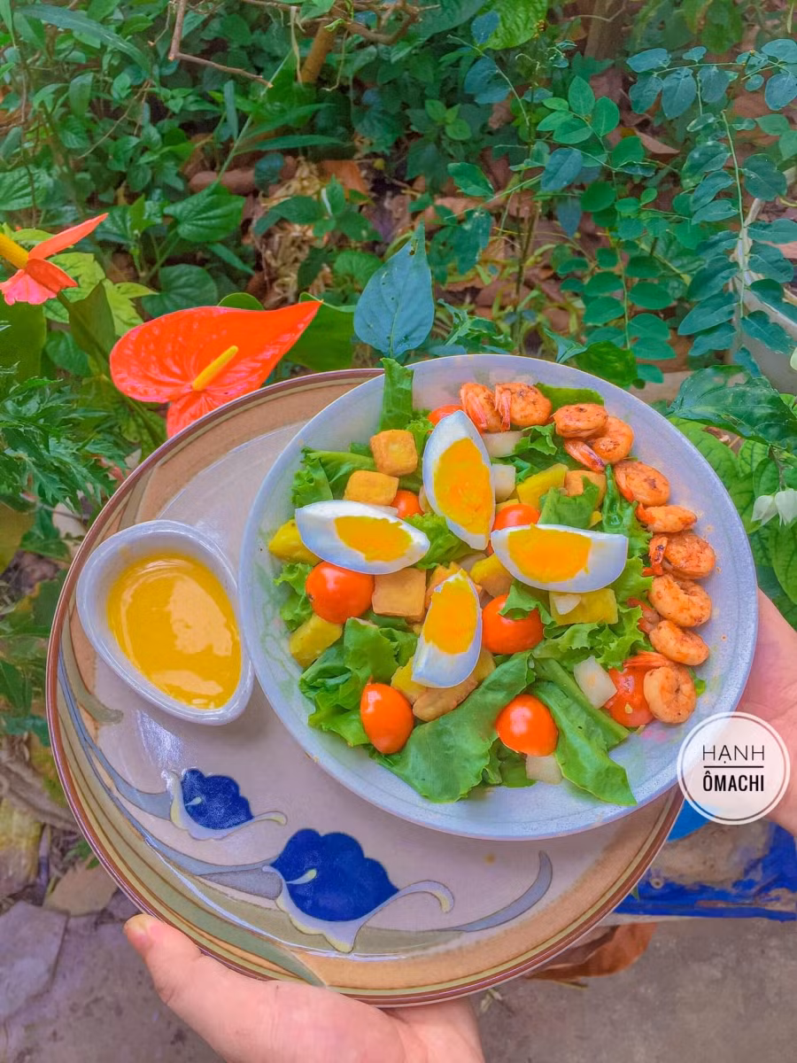 Salad tôm trứng sốt chanh dây.