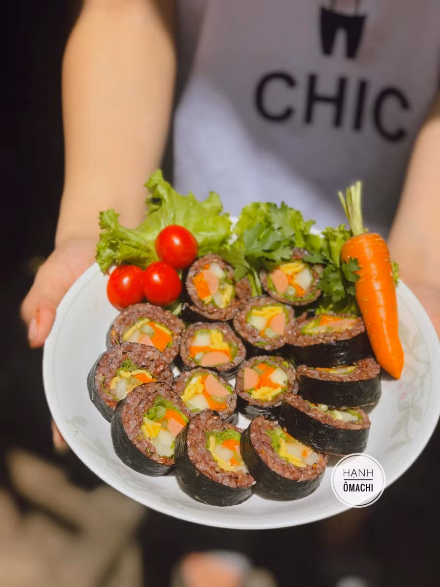 Cơm lứt cuộn rong biển.