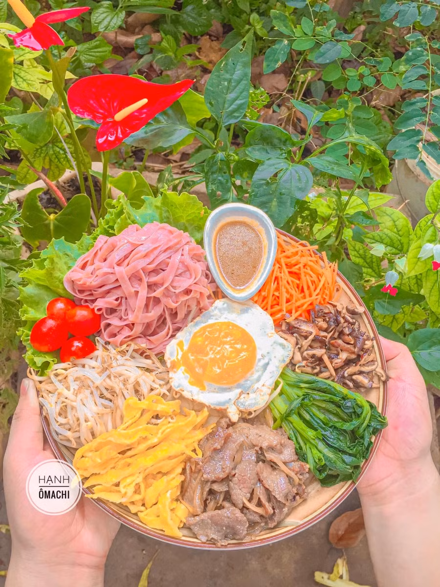Phở lứt trộn bò bulgogi sốt rau củ.