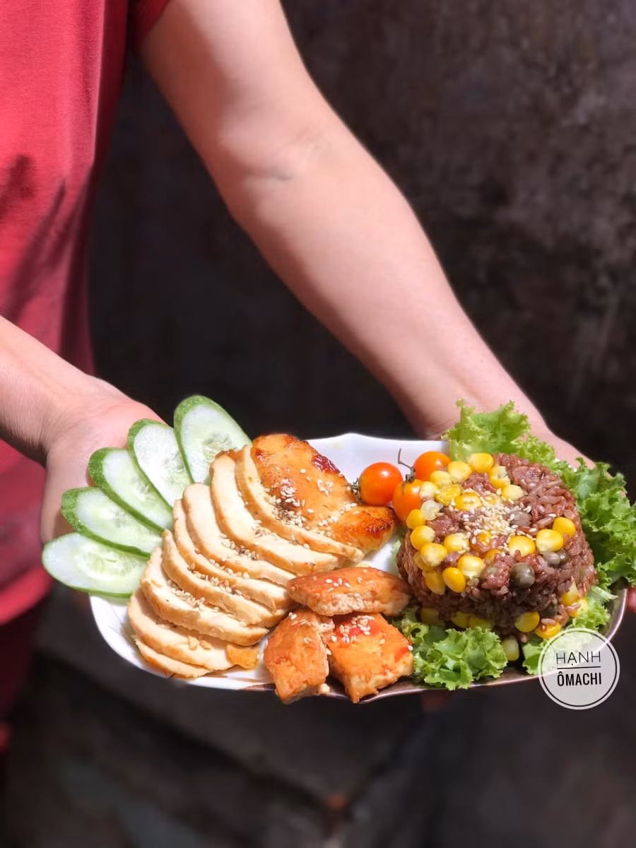 Cơm lứt mix ngô và đậu hà lan; Ức gà áp chảo.