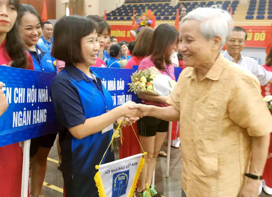 Nhà báo lão thành Hà Đăng, nguyên Trưởng ban Tư tưởng - Văn hóa Trung ương (nay là Ban Tuyên giáo Trung ương) trao cờ lưu niệm và tặng hoa tập thể đội bóng bàn Báo Giáo dục và Thời đai tại lễ khai mạc