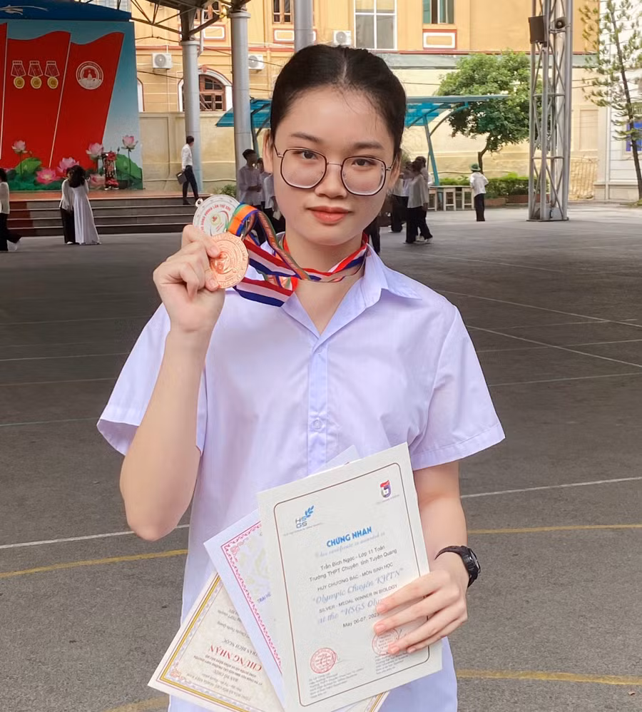 Ngọc đã được Trường THPT Chuyên Tuyên Quang lựa chọn tham gia nhiều cuộc thi, kỳ thi chọn học sinh giỏi và đạt được nhiều giải cao. Ngọc đã được Trường THPT Chuyên Tuyên Quang lựa chọn tham gia nhiều cuộc thi, kỳ thi chọn học sinh giỏi và đạt được nhiều giải cao.