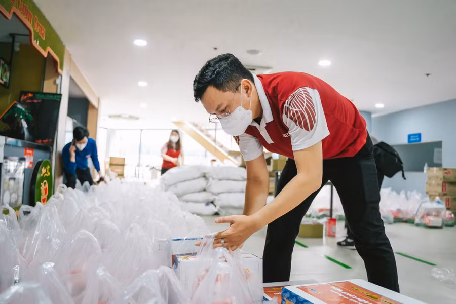 Ông Bùi Huy Cường – Đoàn trường ĐH Quốc tế Hồng Bàng tham gia chương trình hỗ trợ.