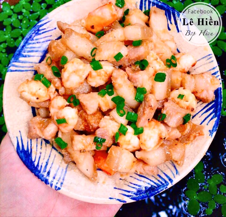 Nhân thịt ba chỉ xào chín.