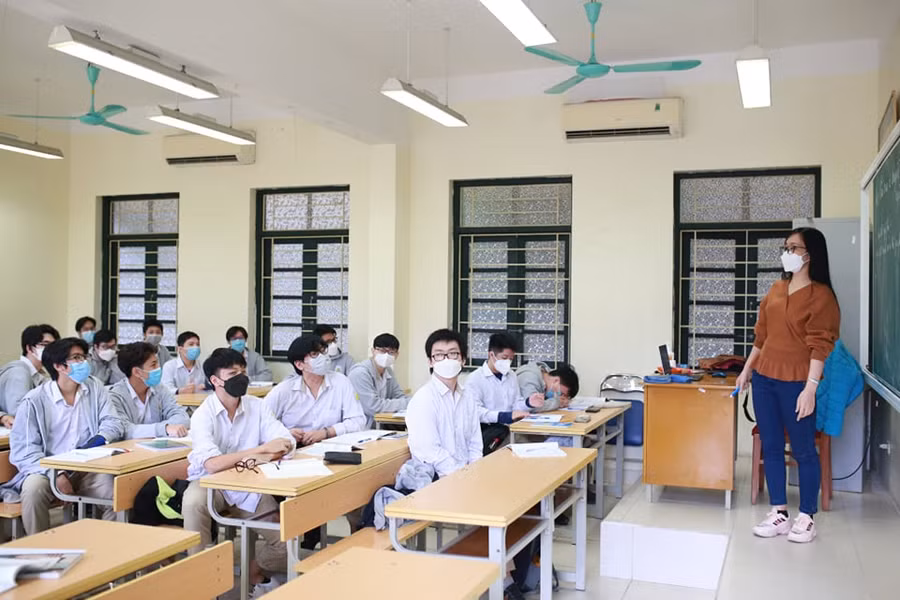 Học sinh lớp 12 quận Đống Đa đã tạm dừng đến trường từ ngày 13/12/2021 đến nay do địa phương chuyển sang "vùng cam".