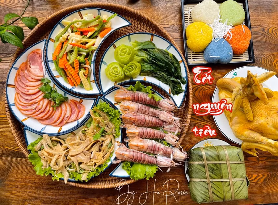 Xôi ngũ sắc, canh khoai tây, rau củ xào, nem tai thính, bánh chưng, gà luộc, thịt chân giò hun khói, cải chíp luộc, bề bề hấp.