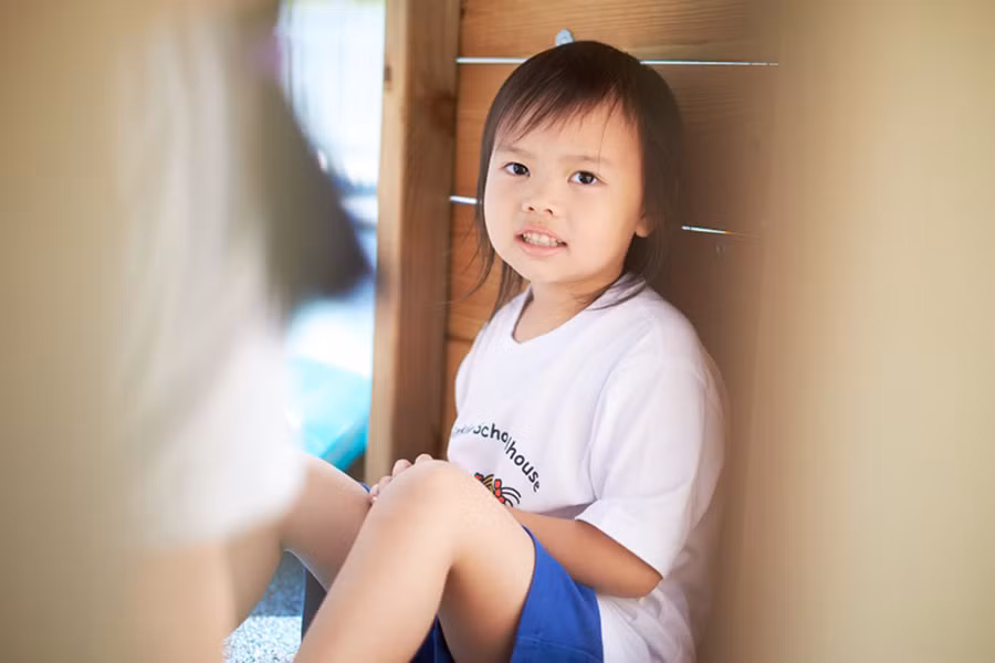 Việc ép buộc con hòa đồng hơn có thể khiến con bị hạn chế theo nhiều cách. (Ảnh: ITN) Việc ép buộc con hòa đồng hơn có thể khiến con bị hạn chế theo nhiều cách. (Ảnh: ITN)