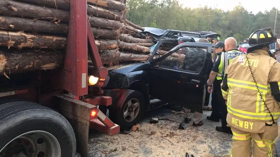 Một vụ tai nạn nghiêm trọng xảy ra khi một chiếc SUV đâm vào phía sau một xe tải chở gỗ (Ảnh: Cơ quan Cứu hỏa Hạt Whitfield).