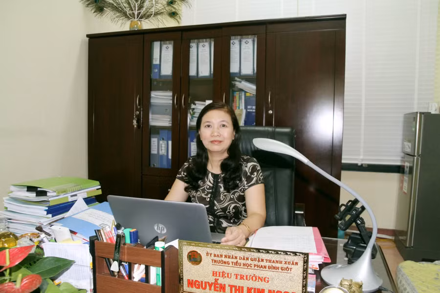 Hiệu trưởng Trường TH Phan Đình Giót – Nguyễn Thị Kim Ngọc. Ảnh: Việt Cường