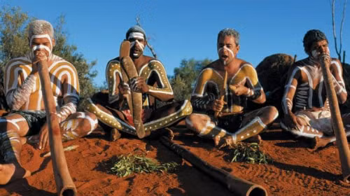 Thổ dân Australia có thị lực tốt gấp 4lần người bình thường. Ảnh:Listverse Thị lực của những người thổ dân Úc gấp bốn lần người bình thường. Ảnh: Listverse
