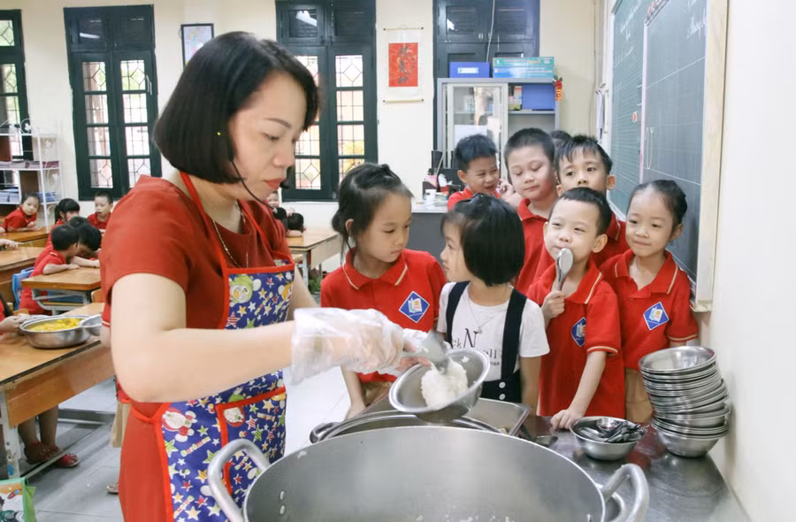 Đảm bảo tốt nhất hoạt động bán trú dù sĩ số HS tăng đột biến. Ảnh: Việt Cường