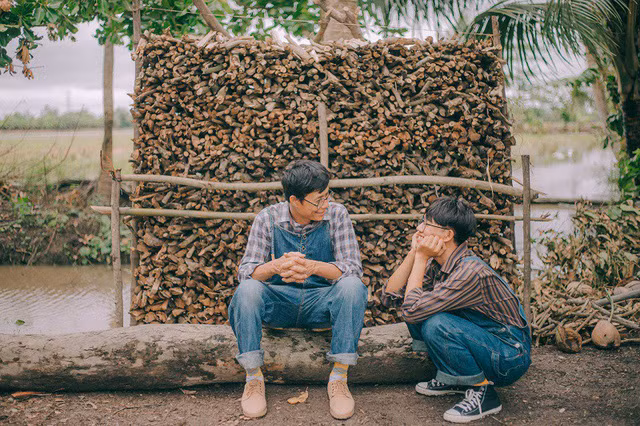Và bộ ảnh “Con và Cha” của nhiếp ảnh Thạch Thanh Bình ra đời với ý nghĩa như thế, phá vỡ không gian khép kín của tình cảm giữa cha và con trai, tất cả những quan tâm chân thành, ấm áp nhất đã được Thanh Bình thổ lộ ra ngoài, giữ lại trọn vẹn trong từng khoảnh khắc ảnh.