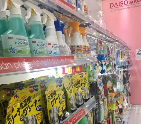 Một cửa hàng giới thiệu “Tất cả sản phẩm nhập khẩu từ Nhật Bản”, nhưng bán phần lớn hàng xuất xứ Trung Quốc. (Ảnh: Bắc Sơn) Một cửa hàng giới thiệu “Tất cả sản phẩm nhập khẩu từ Nhật Bản”, nhưng bán phần lớn hàng xuất xứ Trung Quốc. (Ảnh: Bắc Sơn)