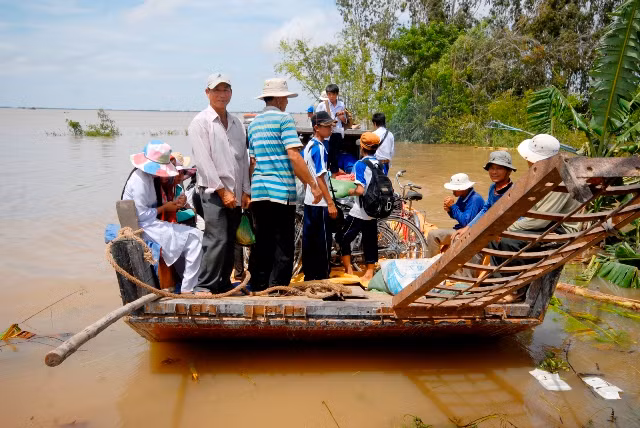 HS ở huyện Hồng Ngự (Đồng Tháp) đi xuồng đến lớp