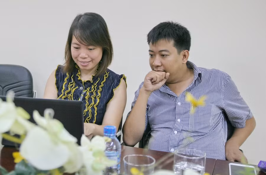 Nhà báo Hoàng Anh Tú trả lời câu hỏi của bạn đọc trong chương trình giao lưu trực tuyến "Sống thử - Sống thật" tại tòa soạn báo Giáo dục và Thời đại (2/10) Nhà báo Hoàng Anh Tú trả lời câu hỏi của bạn đọc trong chương trình giao lưu trực tuyến "Sống thử - Sống thật" tại tòa soạn báo Giáo dục và Thời đại (2/10)