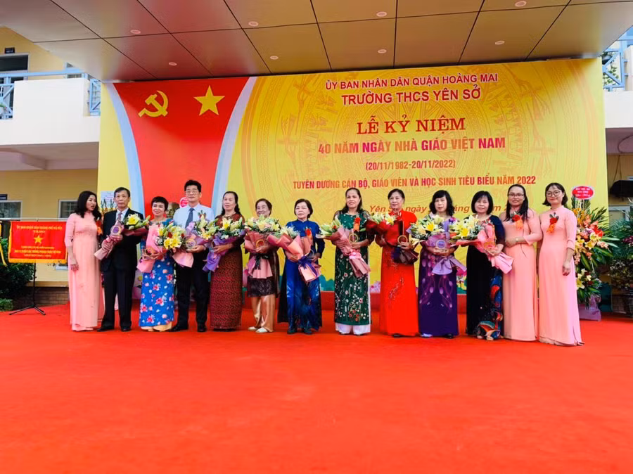 Nhà trường tặng hoa tri ân các thầy cô giáo qua các thời kỳ của trường.