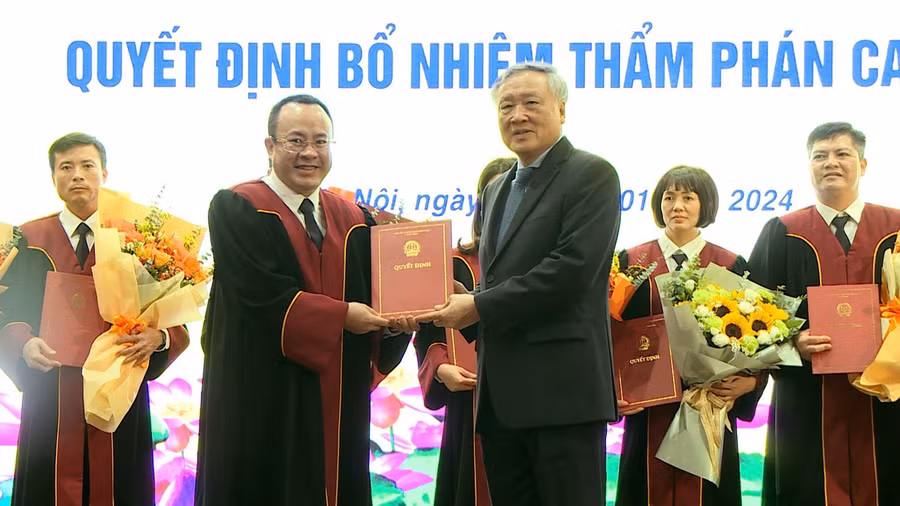 Ủy viên Bộ Chính trị, Bí thư Trung ương Đảng, Chánh án TANDTC Nguyễn Hòa Bình trao Quyết định bổ nhiệm cho ông Bùi Anh Thắng, Trưởng phòng Giám đốc kiểm tra Dân sự, Kinh doanh thương mại TAND cấp cao tại Hà Nội.