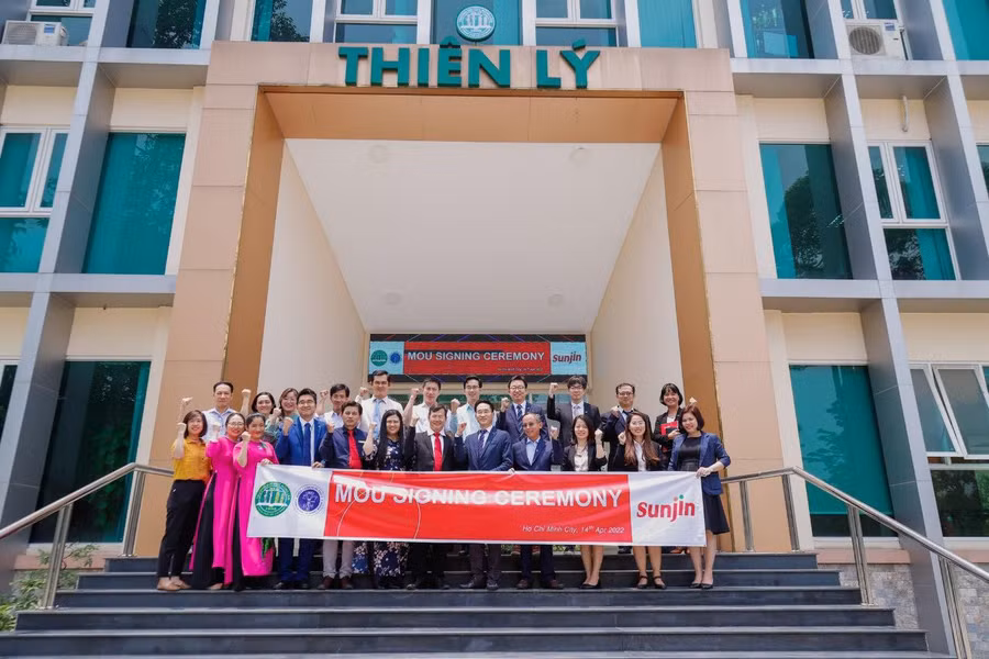 Ban giám đốc Công ty TNHH Sunjin Vina và Khoa Chăn nuôi Thú y chụp ảnh kỉ niệm