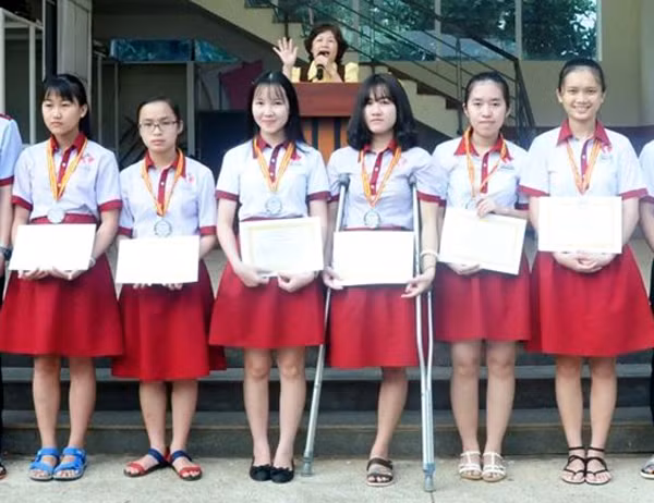 Hà Vi trong buổi nhận huy chương bạc môn Địa Lý.
