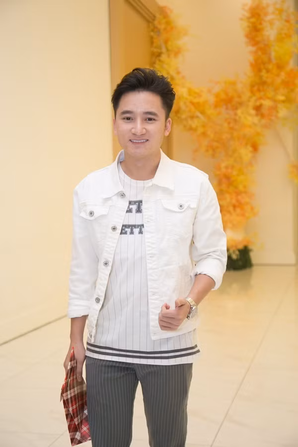 Phan Đinh Tùng ngọt ngào hôn vợ trong ngày ra mắt CD ảnh 13 Phan Đinh Tùng ngọt ngào hôn vợ trong ngày ra mắt CD ảnh 13