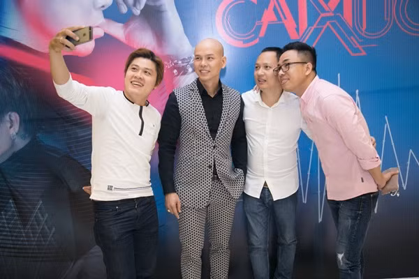 Phan Đinh Tùng ngọt ngào hôn vợ trong ngày ra mắt CD ảnh 9 Phan Đinh Tùng ngọt ngào hôn vợ trong ngày ra mắt CD ảnh 9