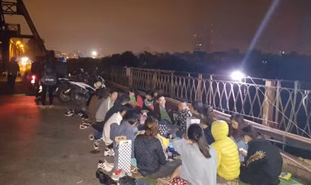 Phượt đêm Hà Nội ảnh 1 Một nhóm các bạn sinh viên tổ chức phượt đêm, hát hò trên cầu Long Biên