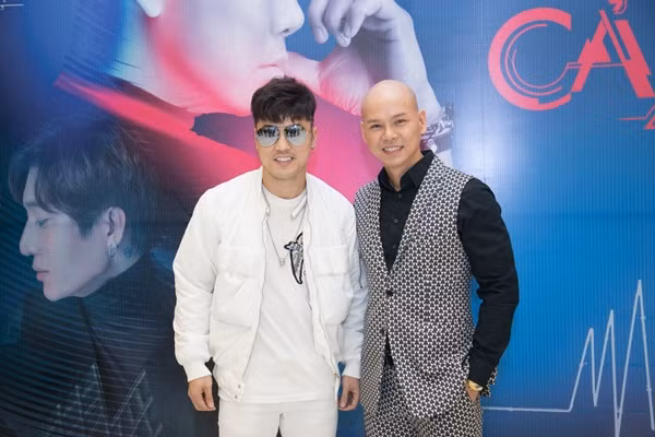 Phan Đinh Tùng ngọt ngào hôn vợ trong ngày ra mắt CD ảnh 8 Phan Đinh Tùng ngọt ngào hôn vợ trong ngày ra mắt CD ảnh 8