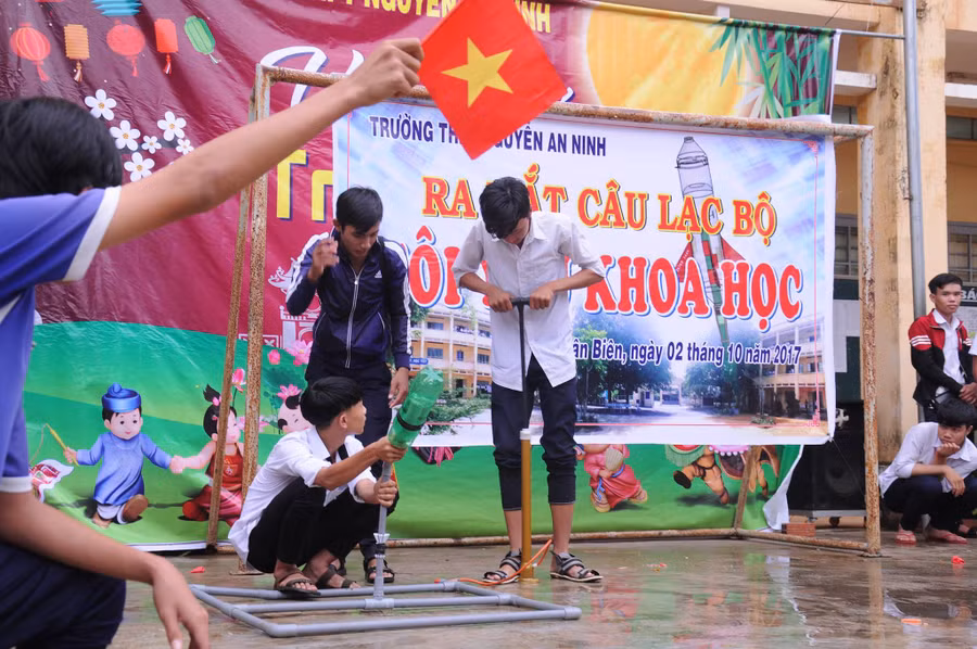 Học sinh hào hứng tham gia tại buổi ra mắt câu lạc bộ