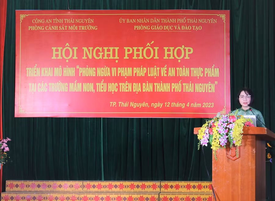 Bà Nguyễn Thị Quốc Hòa, Thành ủy viên, Trưởng phòng GD&ĐT thành phố Thái Nguyên phát biểu tại buổi lễ. Bà Nguyễn Thị Quốc Hòa, Thành ủy viên, Trưởng phòng GD&ĐT thành phố Thái Nguyên phát biểu tại buổi lễ.