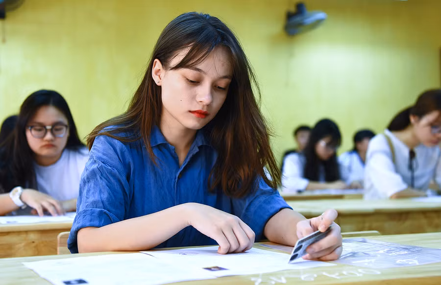 Những nữ sinh có gương mặt sáng bừng trường thi THPT quốc gia