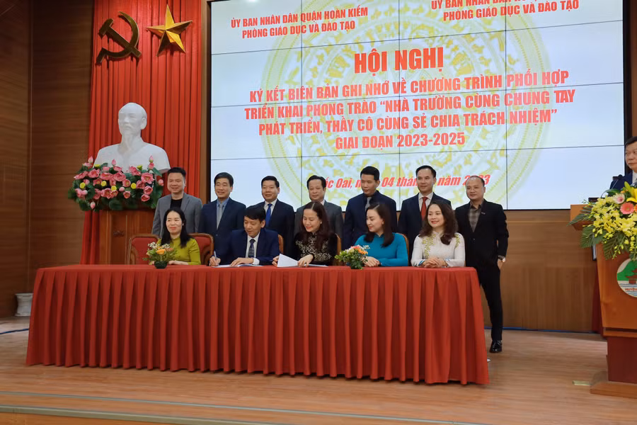 Lãnh đạo Phòng GD&ĐT Hoàn Kiếm và Quốc Oai ký kết Biên bản ghi nhớ.