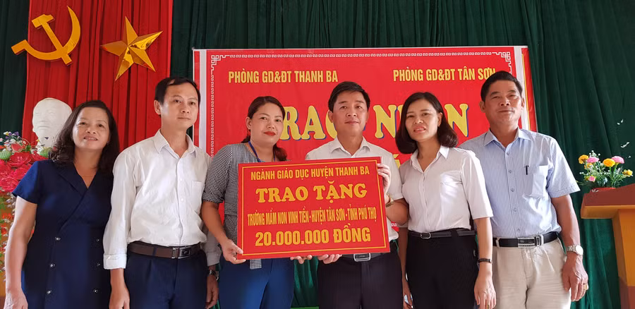 Lãnh đạo phòng GD&ĐT Thanh Ba trao tặng số tiền ủng hộ cho trường mầm non Vinh Tiền