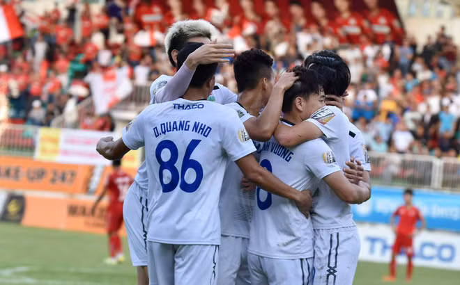 Bị thầy Park “bỏ rơi”, Minh Vương “nổ” hat-trick, HAGL thắng lớn trước ngày hội quân ở ĐTQG