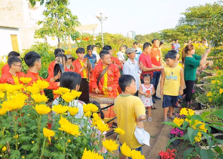 Từ bãi đất nhếch nhác trở thành công viên hoa, nơi thư giãn của người dân,