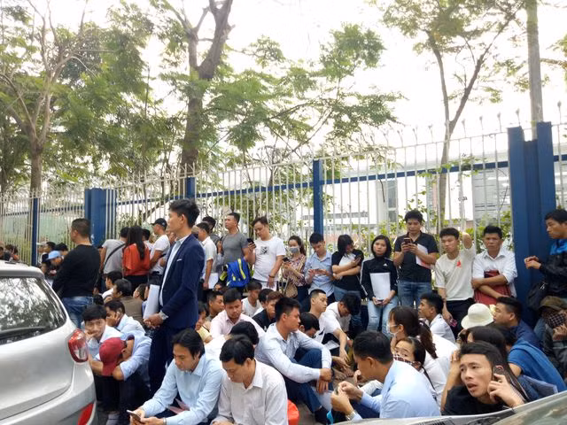 Hàng nghìn người chen nhau, xếp hàng từ 3 giờ sáng làm thủ tục visa Hàn Quốc - 6