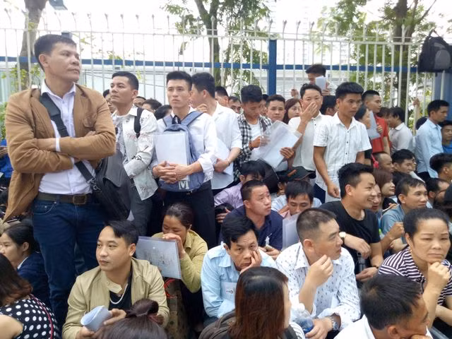 Hàng nghìn người chen nhau, xếp hàng từ 3 giờ sáng làm thủ tục visa Hàn Quốc - 3