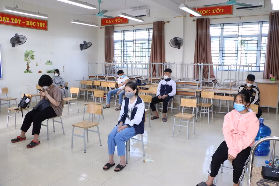 Sau 30 phút theo dõi sau tiêm, nếu không có vấn đề gì các em có thể di chuyển ra ngoài để nhận giấy chứng nhận đã hoàn thành mũi 1.