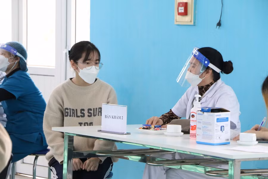 Nhân viên y tế khám sàng lọc cho học sinh.