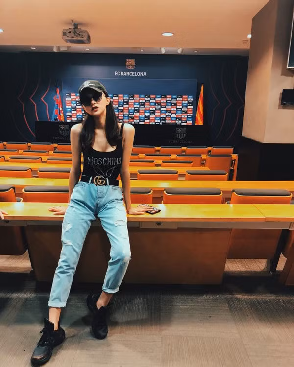 Là một trong những nàng hậu thời thượng, Hương Giang chắc chắn không thể bỏ qua kiểu mốt này.