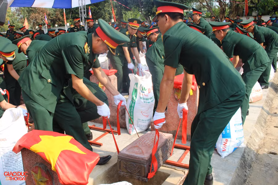 Các anh hùng liệt sĩ hi sinh trên nước bạn Lào đã trở về với đất mẹ. Ảnh: Phạm Tâm.