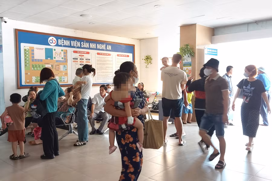Khu vực sảnh Bệnh viện Sản nhi Nghệ An có rất đông phụ huynh đưa con đi khám bệnh. Ảnh: Phạm Tâm. Khu vực sảnh Bệnh viện Sản nhi Nghệ An có rất đông phụ huynh đưa con đi khám bệnh. Ảnh: Phạm Tâm.