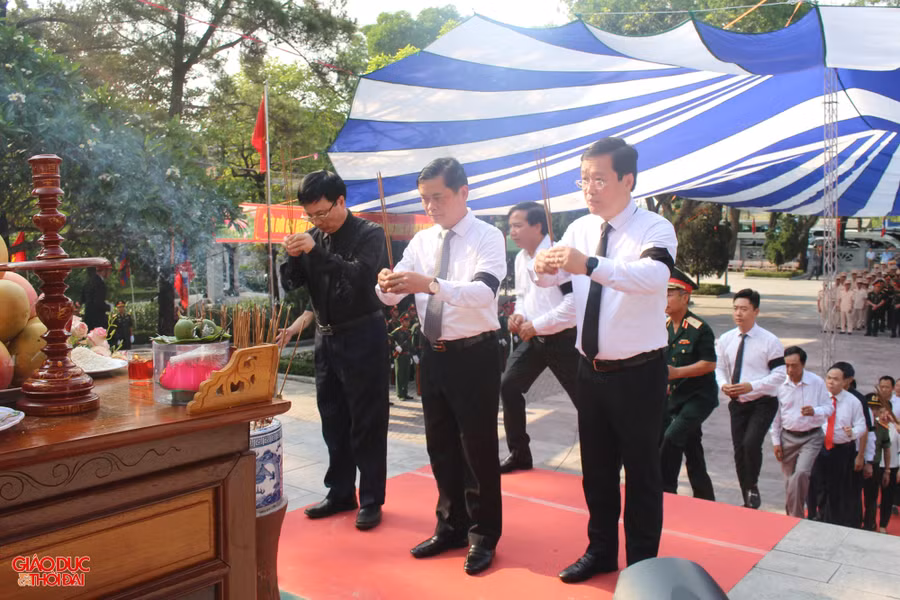 Lãnh đạo Tỉnh ủy, UBND tỉnh Nghệ An dâng hương các anh hùng liệt sĩ. Ảnh: Phạm Tâm.