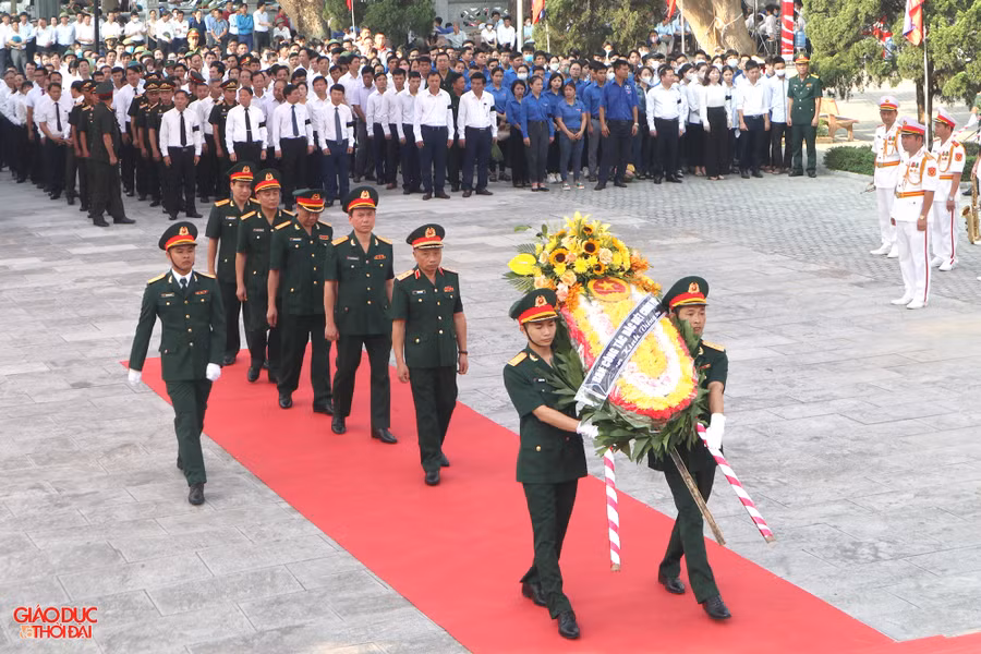 Lãnh đạo Ban Công tác đặc biệt Chính phủ dâng hoa kính viếng các anh hùng liệt sĩ. Ảnh: Phạm Tâm.