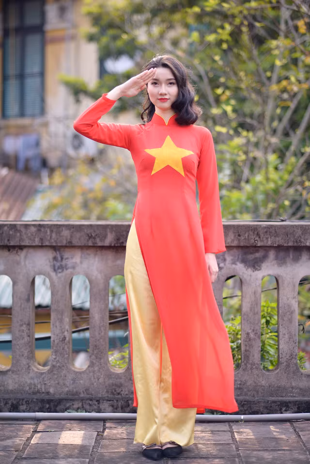 Cô gái xứ Lạng rạng rỡ trong tà áo dài màu cờ đỏ sao vàng ảnh 3