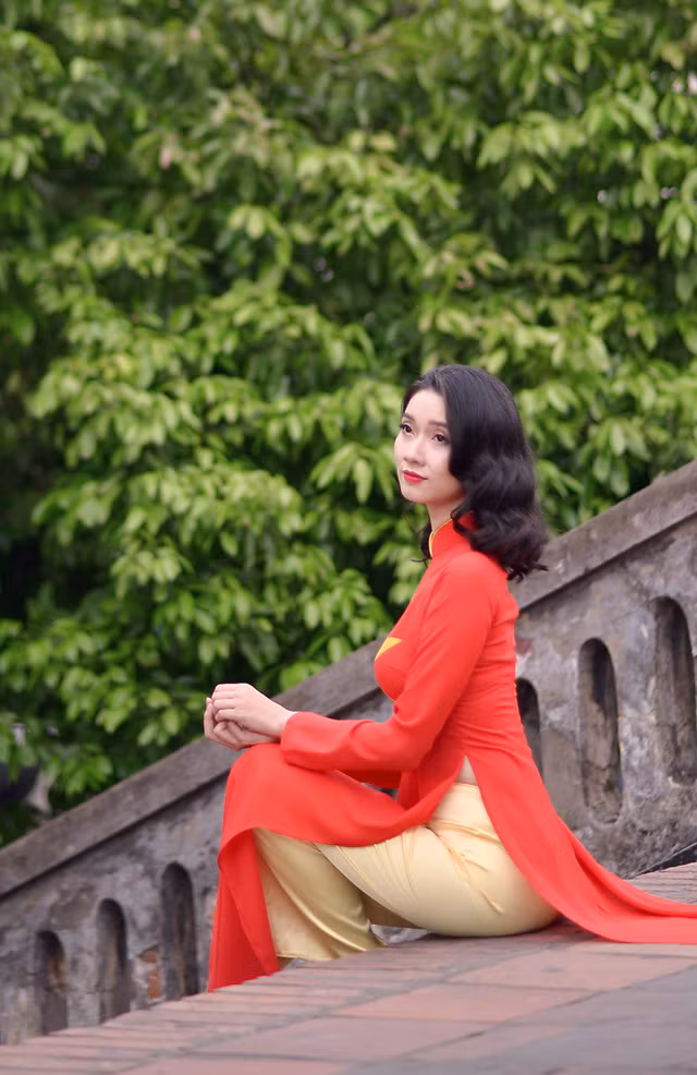 Cô gái xứ Lạng rạng rỡ trong tà áo dài màu cờ đỏ sao vàng ảnh 6