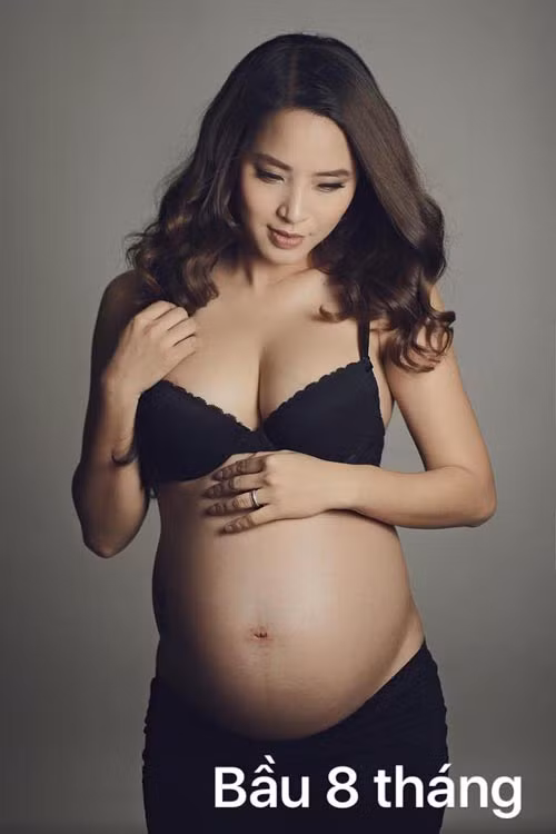 Nữ ca sĩ vẫn rất gợi cảm dù bụng bầu vượt mặt.