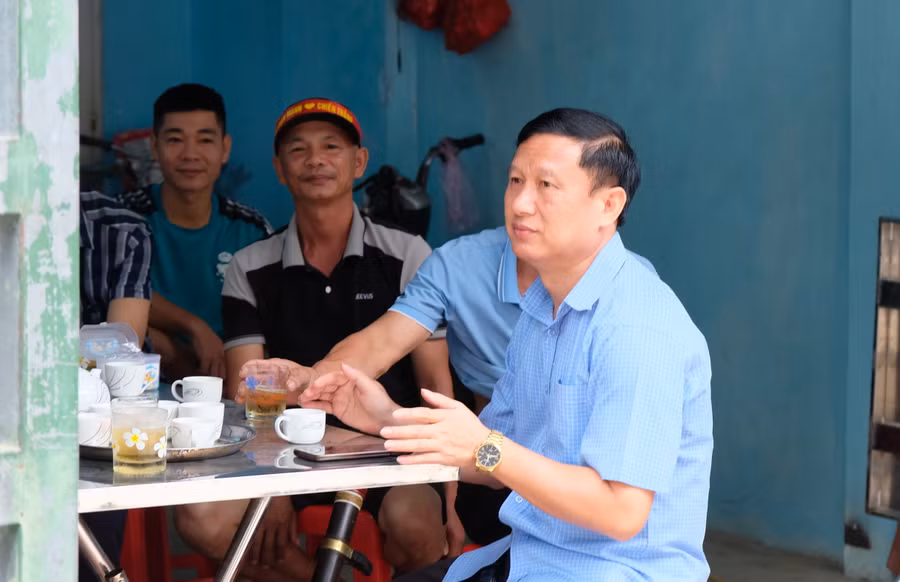 Hàng xóm đã tập trung rất đông để chia vui cùng gia đình quán quân Olympia Lê Xuân Mạnh. (Ảnh: NT).