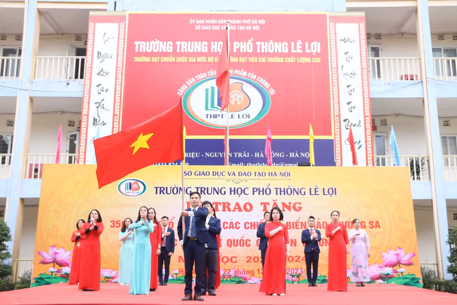 Các thầy cô ở các tổ chuyên môn tham gia thi Hát Quốc ca.