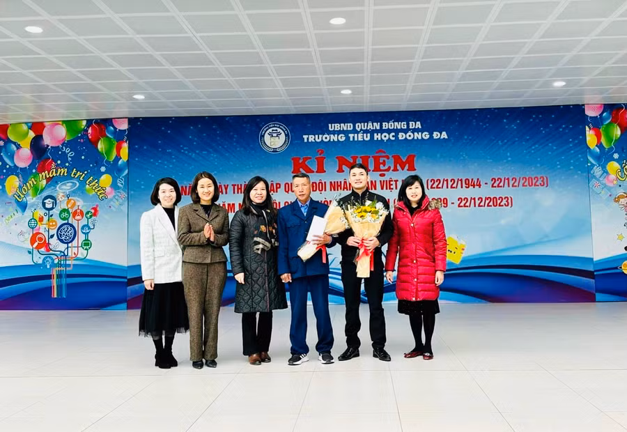 Lãnh đạo Trường Tiểu học Đống Đa tặng quà, tri ân các cán bộ, giáo viên từng công tác trong quân đội đang công tác tại trường nhân dịp 22/12.